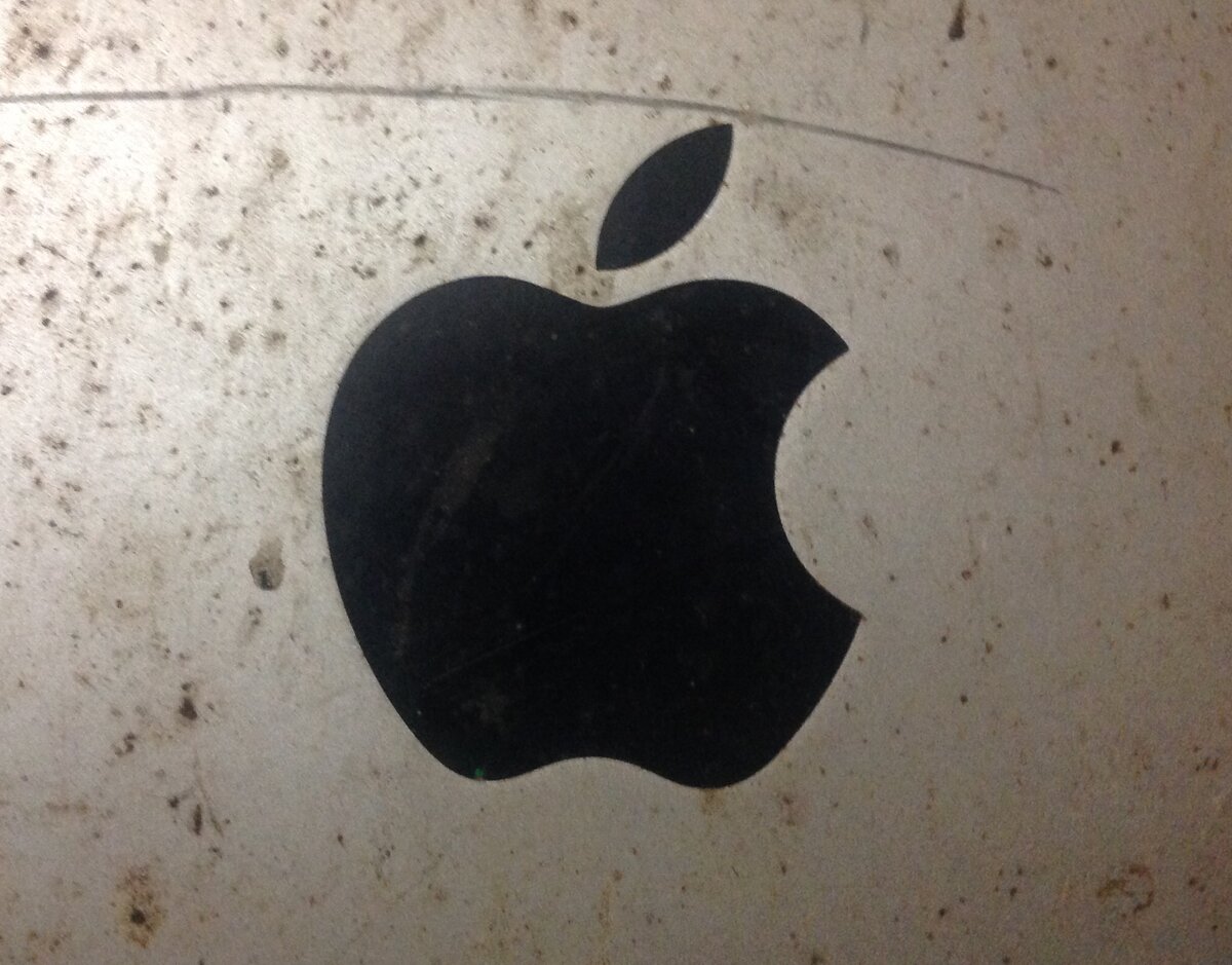 Пыльное, исцарапанное яблоко