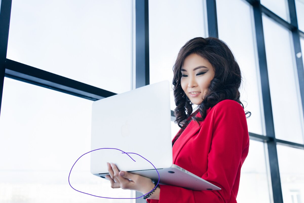 Это я на деловой фотосессии. Как не пыталась спрятать руки, всё равно на одном фото одна моя ручка во всей красе