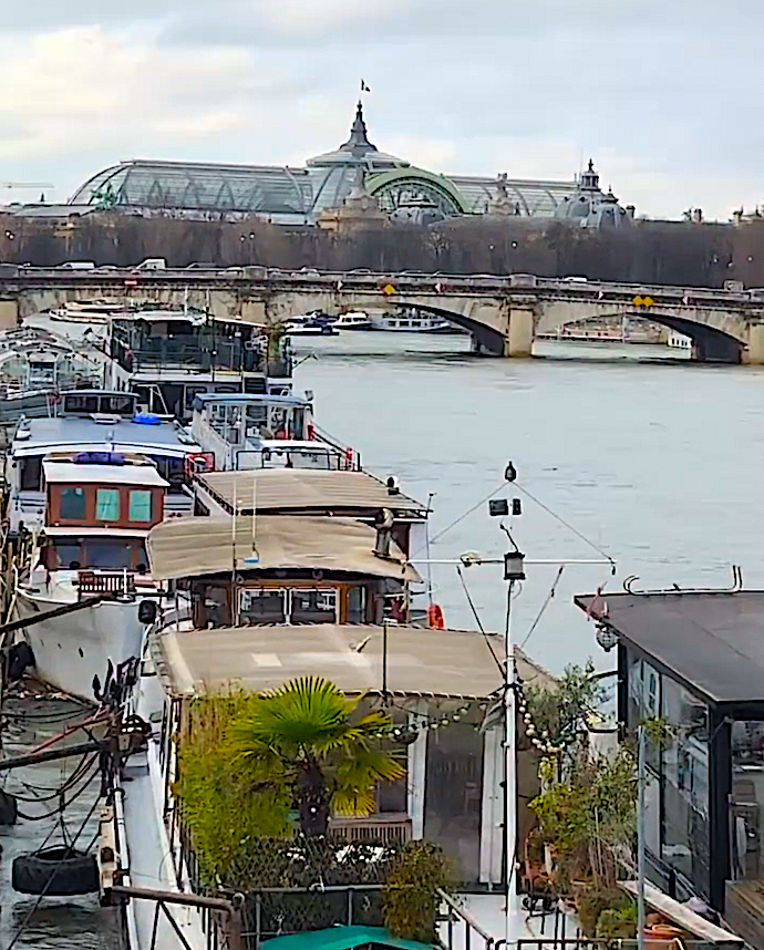 На берегах Сены по данным местным СМИ сконцентрировано более 1,5 тысяч жилых барж самых разных модификаций.  