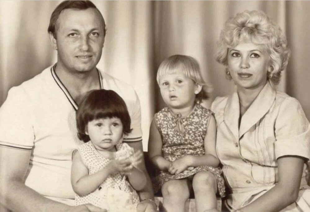 Виктория Боня (слева) с сестрой и родителями. Фото - личный архив