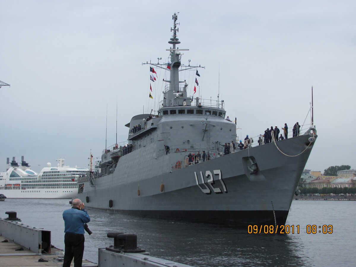 Учебный корабль "Бразил" прибывает на Английскую набережную.