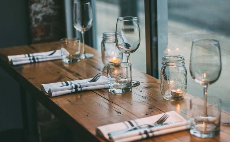 Барная стойка из подоконника (источник: https://www.canva.com/)