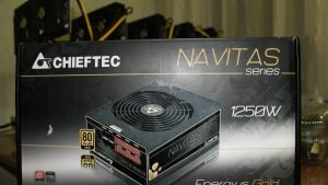 Существует ещё несколько факторов, о которых желательно позаботиться, чтобы ваша видеокарта работала максимально эффективно и долгое время приносила вам прибыль. Во-первых, для высокой стабильности видеокарте всегда должно хватать питания. Если уровень потребляемой мощности превысит возможности блока питания, то ферма будет зависать, уходить в ребут или просто будет показывать значительно более низкие результаты, чем могла бы. Чтобы такого не случалось, посчитайте потребление вашей системы и возьмите блок питания с запасом, но также всегда учитывайте, что эффективность большинства современных блоков равняется примерно восьмидесяти процентам. Так что, например, блок на 500 ватт сможет гарантировать только 400 ватт мощности, именно от этой цифры и нужно отталкиваться. Лучше всего подойдут блоки питания серверные, но стоят они довольно дорого, поэтому также неплохим вариантом для средней фермы будут обычные мощные блоки с золотым или хотя бы серебряным сертификатом.