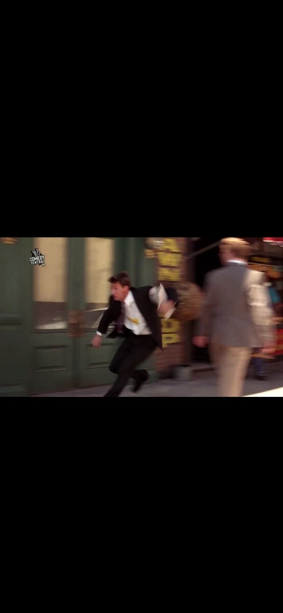 Чендлер бежит, чтобы поздороваться с Кейти. Сериал Друзья. Скриншот