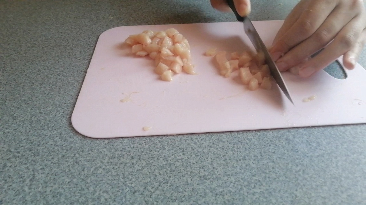 Филе курицы нарезать кубиками 