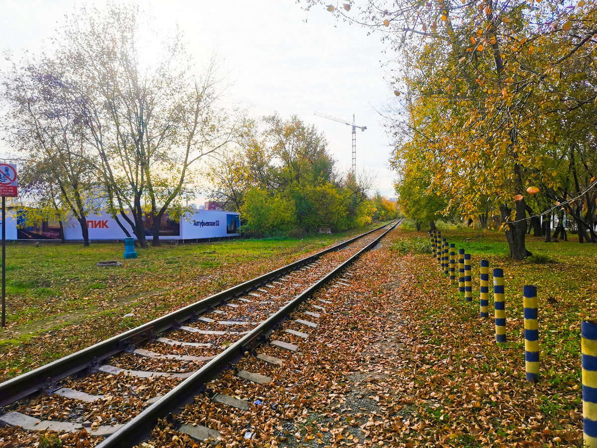 Медведковская железная дорога, которая соединяет Бескудниково и Медведково. Слева - строящийся ЖК "Алтуфьевский 53".