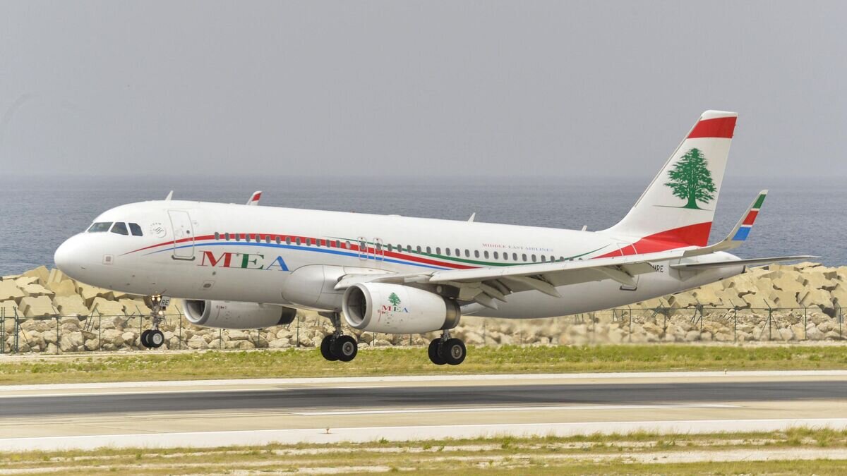    Самолет национальной авиакомпании Ливана Middle East Airlines совершает посадку в аэропорту Бейрута© AFP 2022