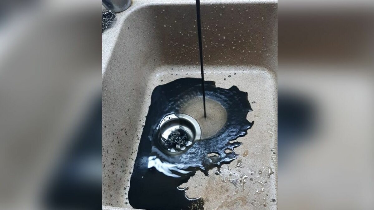     В Каменске-Шахтинском Ростовской области у части местных жителей из крана пошла вода черного цвета, сообщили они в соцсети «ВКонтакте».