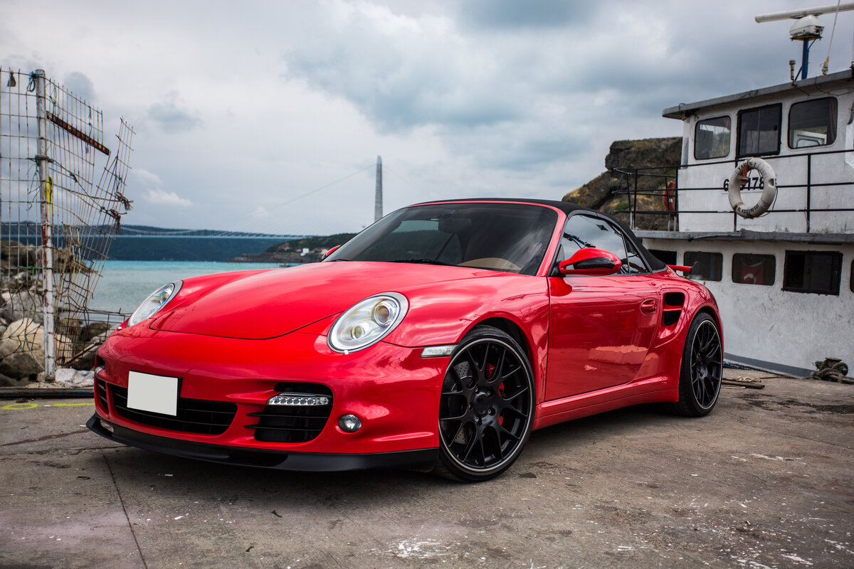 <a href="https://ru.freepik.com/free-photo/a-red-mini-coupe-parked-in-the-port_6392060.htm#query=porsche&from_query=%D0%BF%D0%BE%D1%80%D1%88&position=1&from_view=search&track=sph">Изображение от azerbaijan_stockers</a> на Freepik
