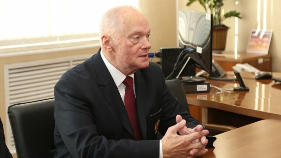     В краевой центр его пригласила Дальневосточная государственная академия физической культуры. В рамках свое го визита Сергей Евсеев со спортсменами региона и руководителями спортивных организаций и Минспорта Хабаровского края.