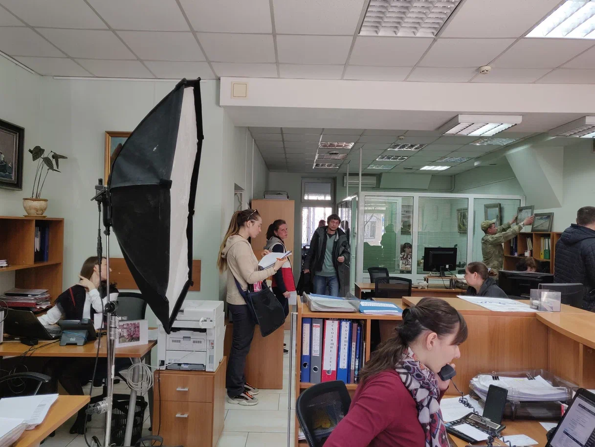 Процесс съёмки фильма "Святая ложь" в офисе турфирмы "Ласпи" 