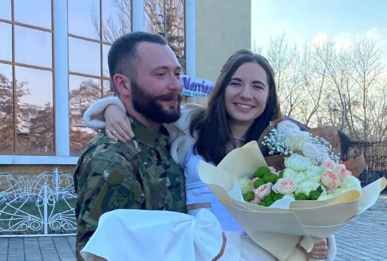    Доброволец из Оренбуржья Владислав Ефремов и Алина Герлиня сочетались браком в Луганске Елена Шкатова