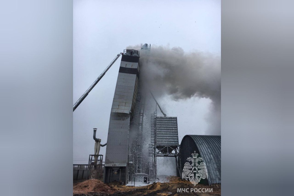  📷    В Илекском районе во время пожара в зерносушилке обрушился металлический каркас шахты Кристина Просвиркина