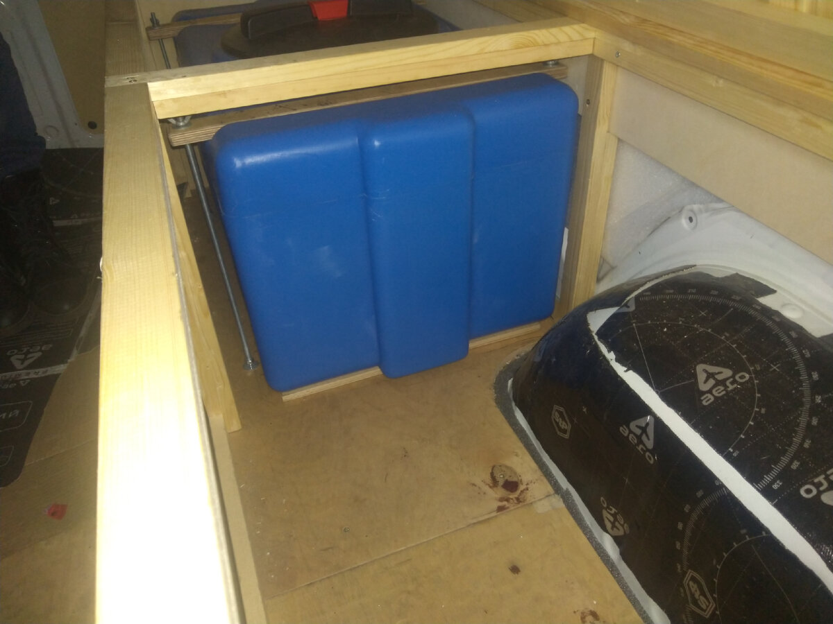 крепим шпильками м8, --->