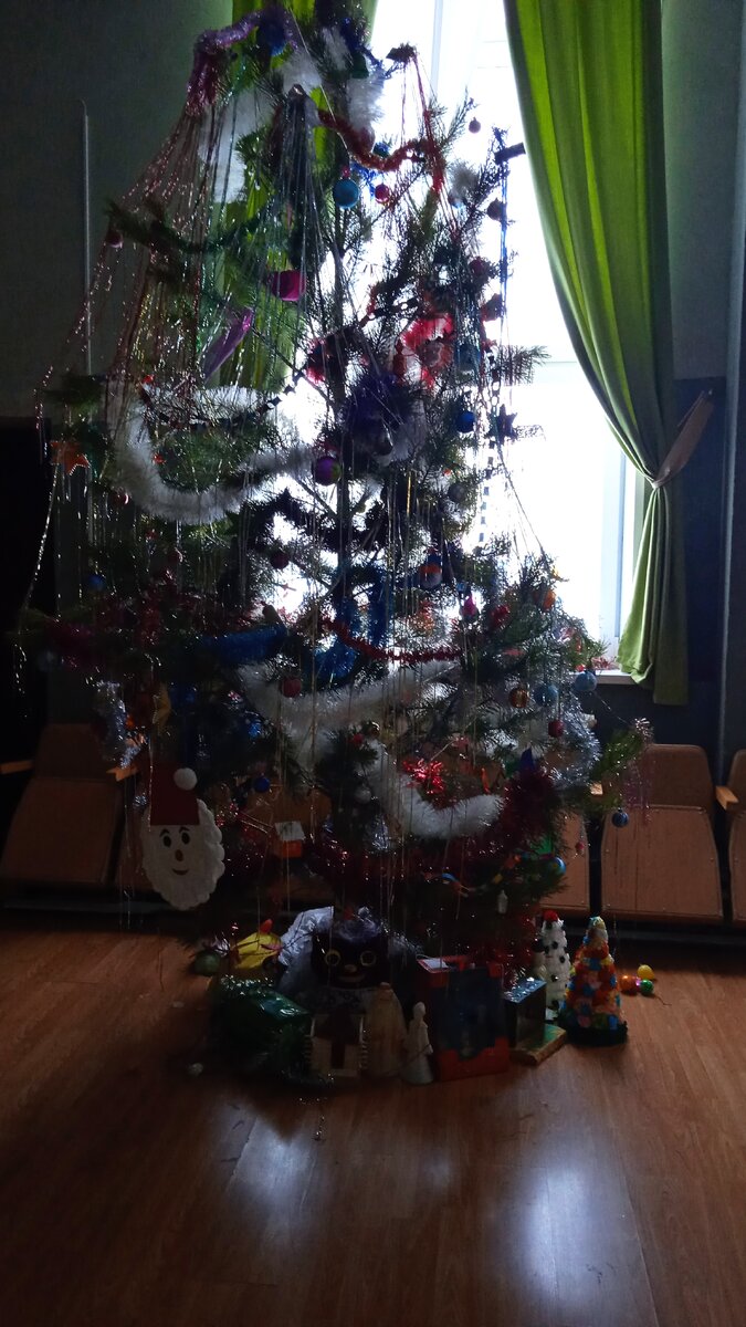 Ёлочка в актовом зале школы, где проходили утреники. Я там была два раза, с братом и на профсоюзной ёлке!