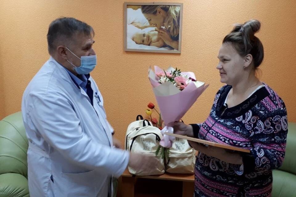     Родители первого родившегося в 2023 году малыша получили в подарок от главы региона Андрея Чибиса сертификат в один из крупных детских магазинов и поздравительный букет. Фото: минздрав Мурманской области