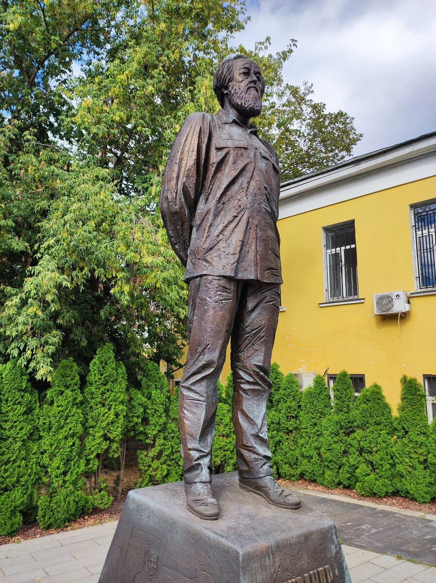 Памятник Александру Солженицыну в Москве. Источник — dzen.ru/pa_myatnik 