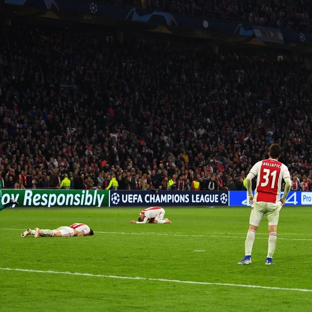 Аякс в сезоне 2018/2019. Они выкинули Реал и Ювентус из ЛЧ, но в последний момент неожиданно оступились.