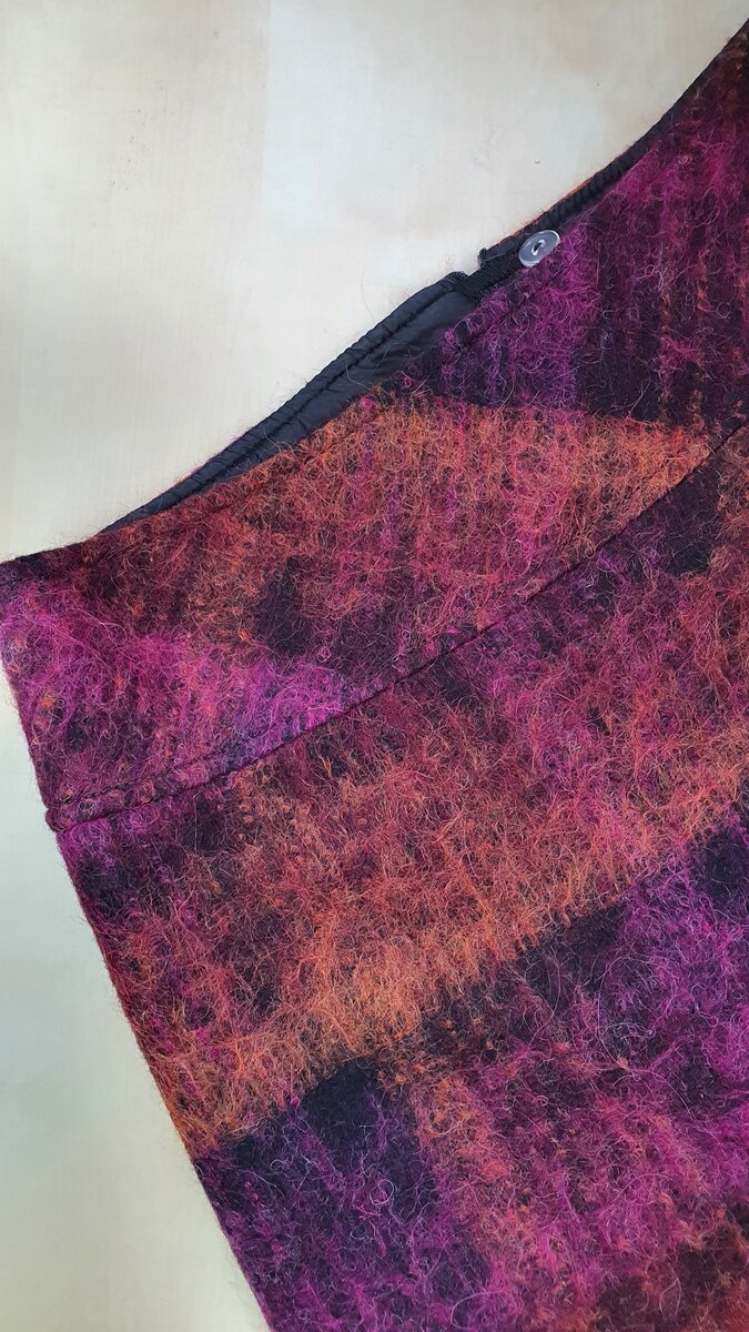 Покорила она меня своим цветом. Потрясающе красивая фуксия с персиковым и контрастным чёрным.