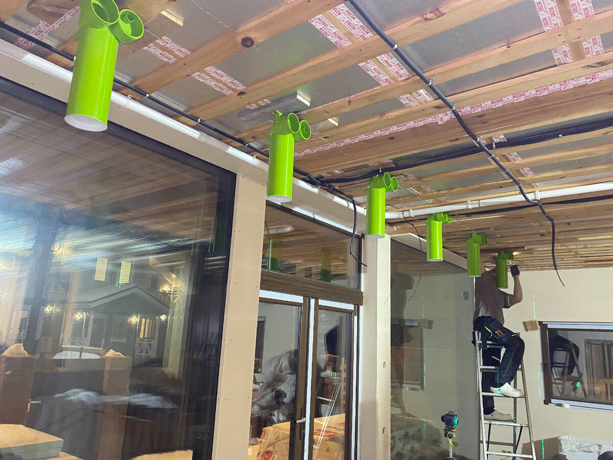 Гряда приточных адаптеров диффузоров в гостиной жилого дома. Для лучшего распределения воздуха именно 6 шт. приточных, к каждому подключено по 1 воздуховоду 90/75 - объем приточного воздуха 270 м3/ч.