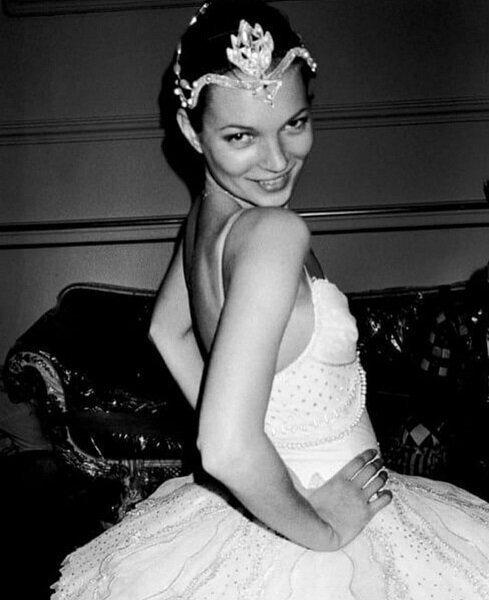 В день её рождения вспомним эту угловатую, невысокую девушку с волчьим взглядом и небольшой кривизной ног, сумевшую стать моделью для подражания, не только своим неподражаемым стилем, но и в проживая-6