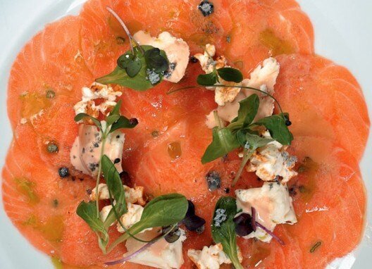    Карпаччо из лосося с азиатским соусом и попкорном