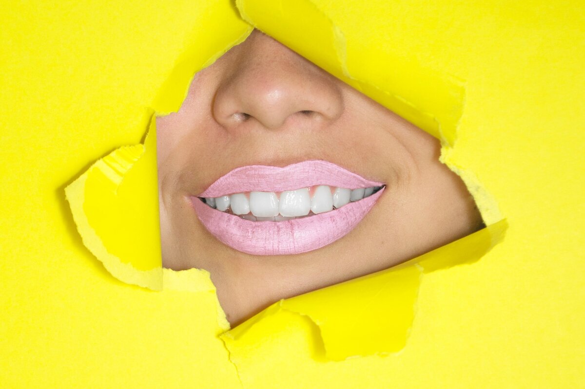     Как легко убрать усики над верхней губой: хитрый домашний трюк с ниткой