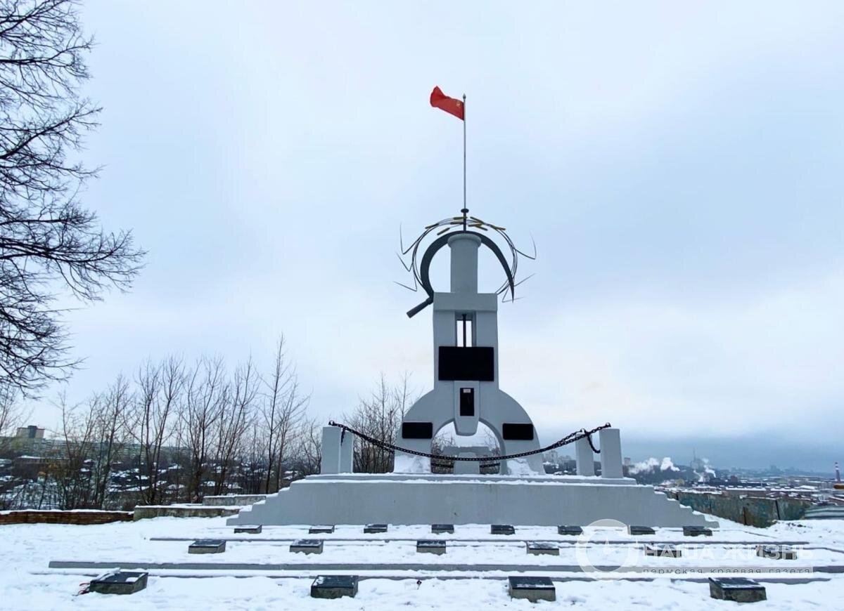 Мемориальный комплекс на горе Вышка расположен на самой высокой точке города. В него входят памятник борцам революции, захоронения членов партии — участников революции и здание музея-диорамы. Герб Перми, утверждённый 25 сентября 1969 года