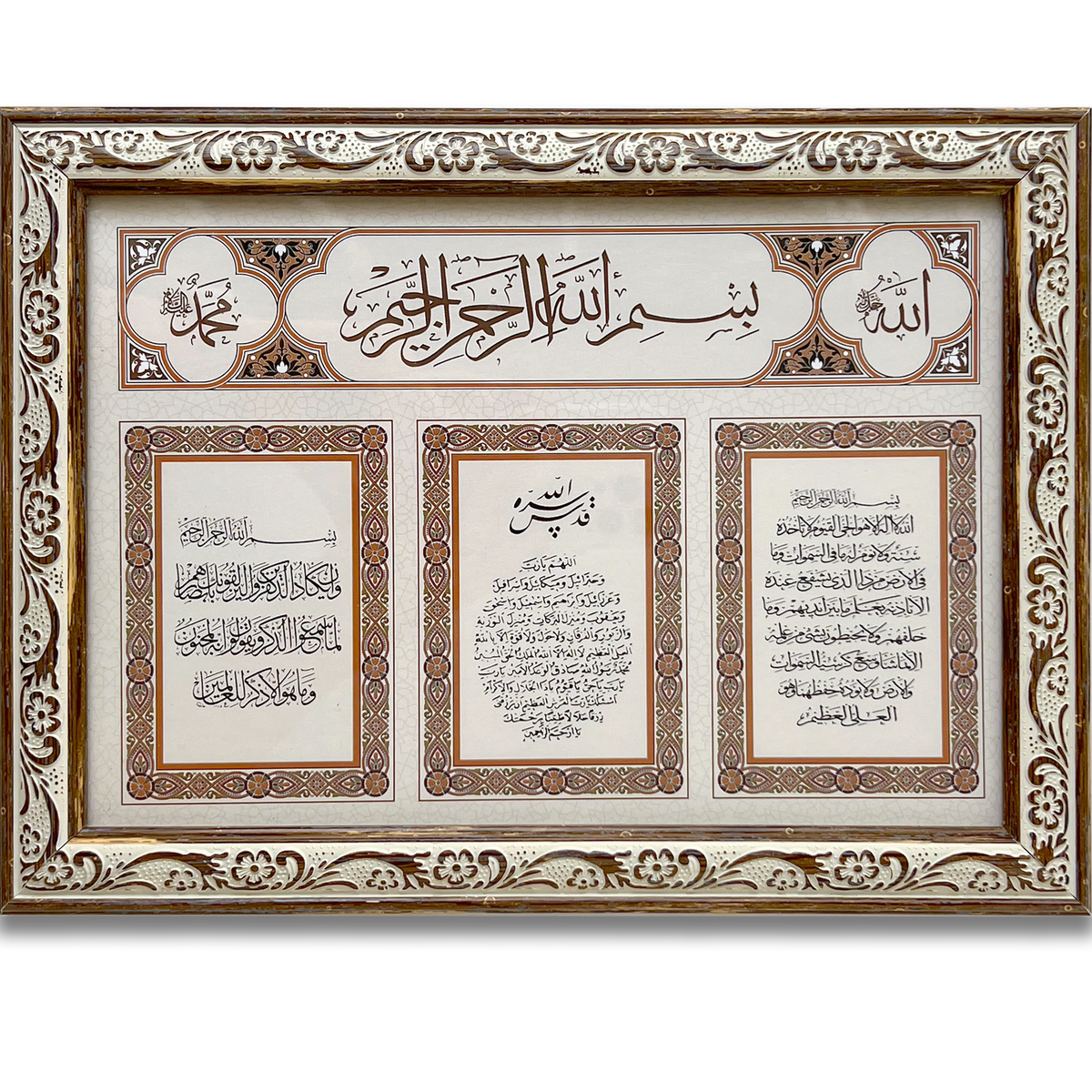 Качественный Шамаиль в антикварном стиле впишется в любой интерьер. Прекрасный подарок на никах, новоселье, день рождения или любую памятную дату! На картине написаны главные мусульманские молитвы, оформленные в багет-рамку в стиле состаренного дерева. Стильный подарок близким или себе! Размер картины: 271x202мм. В комплекте идет крепление - петли-ушки с маленькими саморезами.