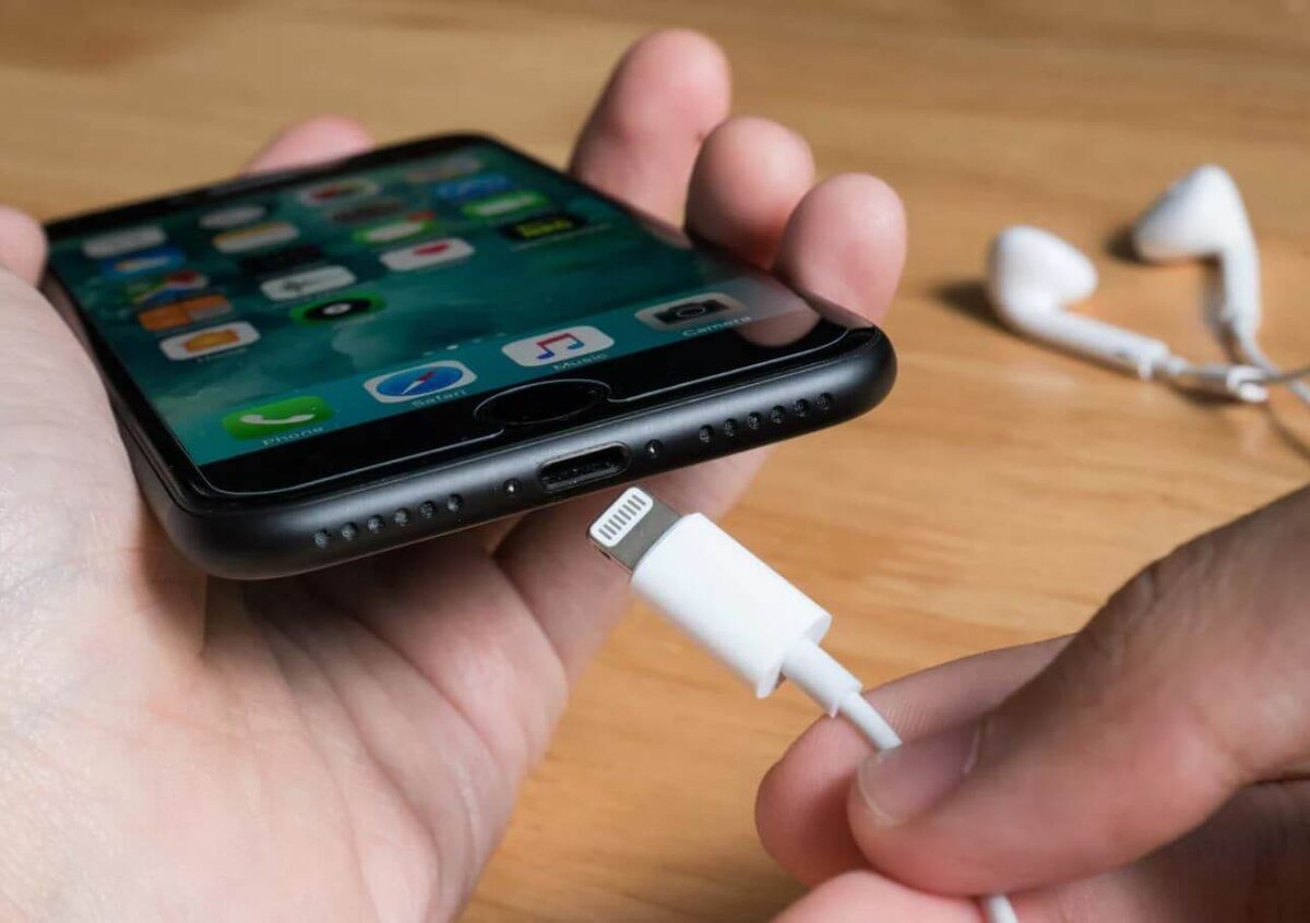 Iphone заряжается показывает. Iphone 13 разъем Lightning. Зарядка на айфон 15. Разъем зарядки айфон. Iphone Charger Port.