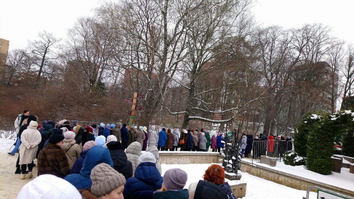 И вторая. Дальше уходит вправо вдоль павильона