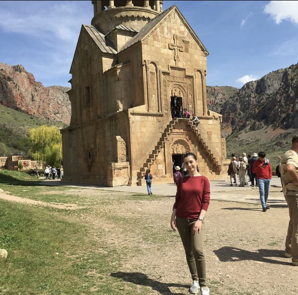 Монастырь Нораванк, узкие ступеньки на второй этаж проходят вдоль стены