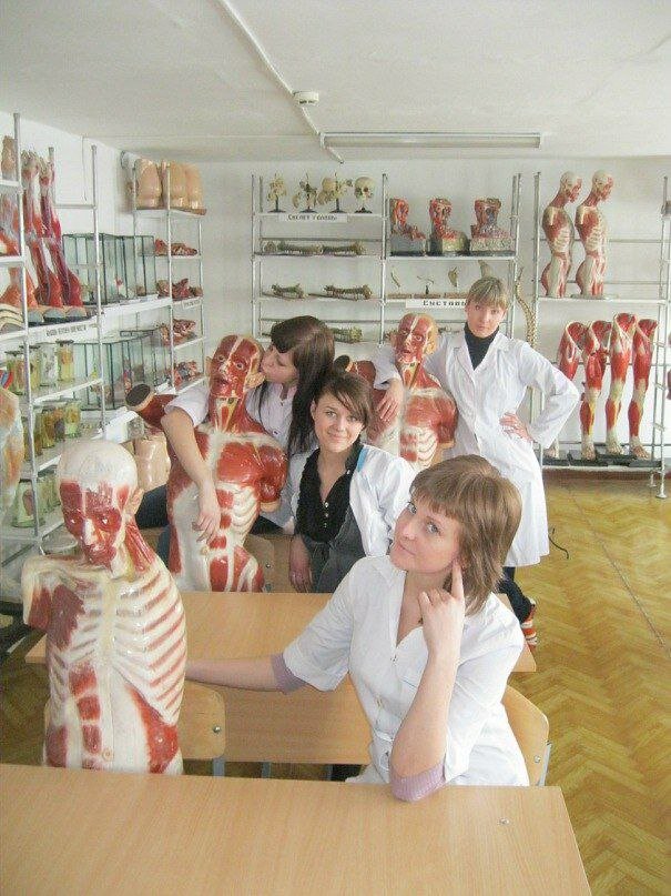Когда мы встречались на каникулах, она рассказывала нам, доучивающимся в 11 классе, жуткие для нас истории из больниц