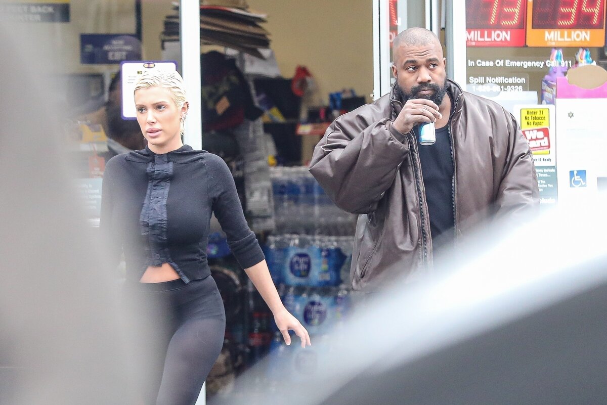    Бьянка Цензори и Канье Уэст на прогулкеLegion-Media