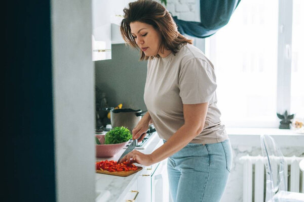 Девочки с формами знают толк в готовке, а это то самое вкусное преимущество, из-за которого мужчины всё чаще женятся на пышках. Фото © Getty Images / Galina Zhigalova / EyeEm