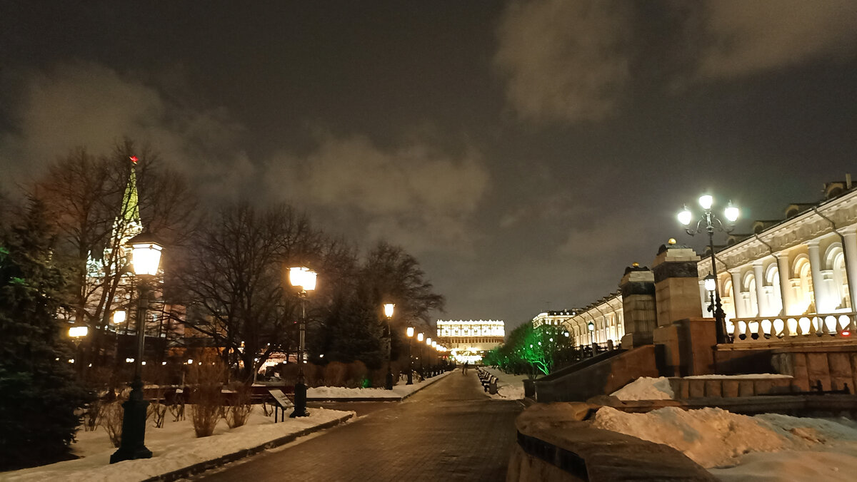Александровский сад вид на аллею вдоль Манежа (фото автора)