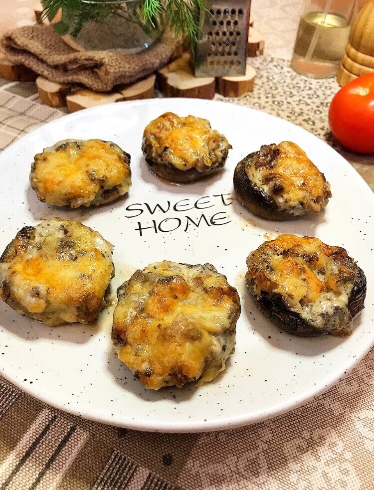 Очень простая и вкусная закуска. Ингредиенты: 
Шампиньоны 400 - 500 гр.
Сыр твёрдый 200 гр.
Майонез или сметана
Чеснок по вкусу
Специи любимые