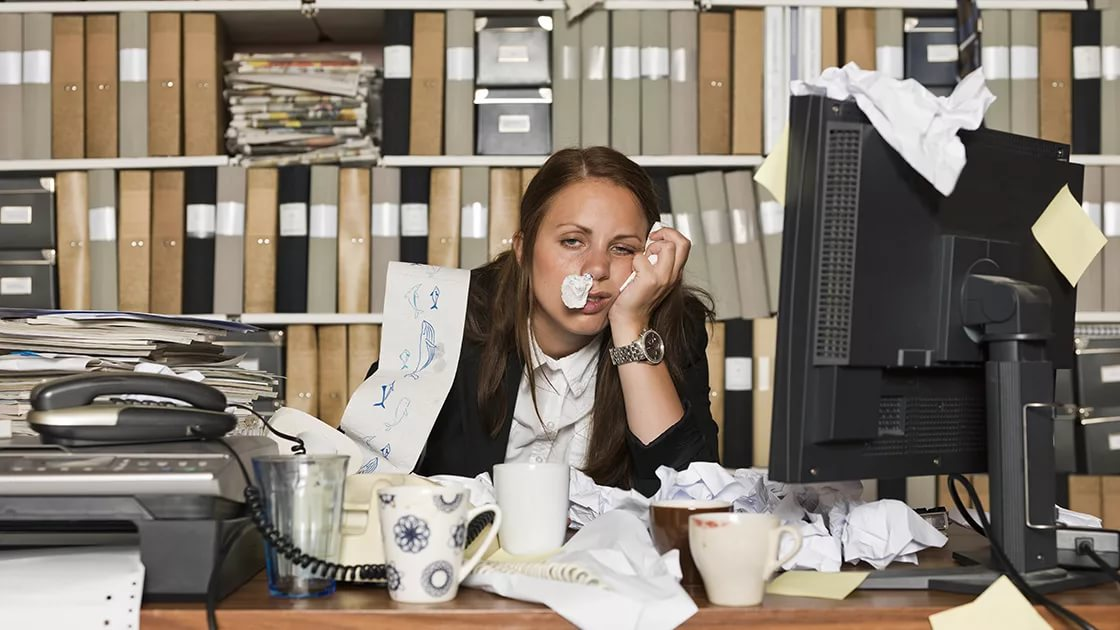 Работать переработать. Сотрудница офиса. Работник офиса. Беспорядок на рабочем месте. Женщина на работе.