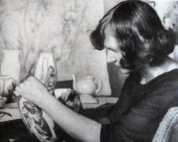 Когда человек полностью погружён в творчество, он может забывать о себе. Может забыть постричься, причесаться, умыться, побриться (если мужчина). Может забыть о времени, забыть о еде, и т.д. И не за каждым Художником стоит такая личность, как Софья Андреевна Толстая, которая избавила мужа от всех мелких домашних забот, готовила ему завтраки-обеды-ужины, переписывала по десять раз авторскую корректуру его произведений, а когда муж отказался от мяса, подавала ему рисовые биточки (но - говорят - приготовленные на крутом говяжьем бульоне! - чтоб не оголодал). Скорее всего - середина 1930-х годов. Фото взято из свободного доступа в интернете.