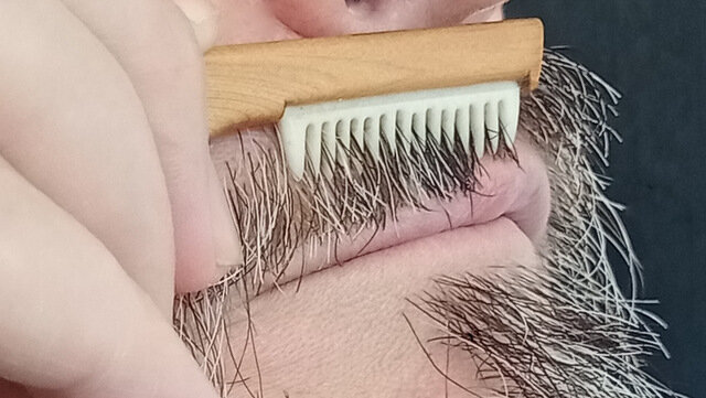 Расческа для усов