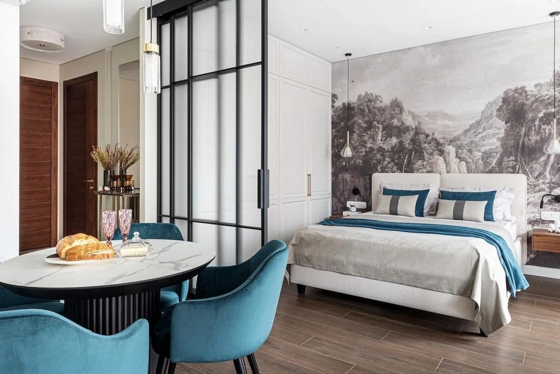 Мрамор, латунь и дерево. Просторный интерьер с изысканными деталями