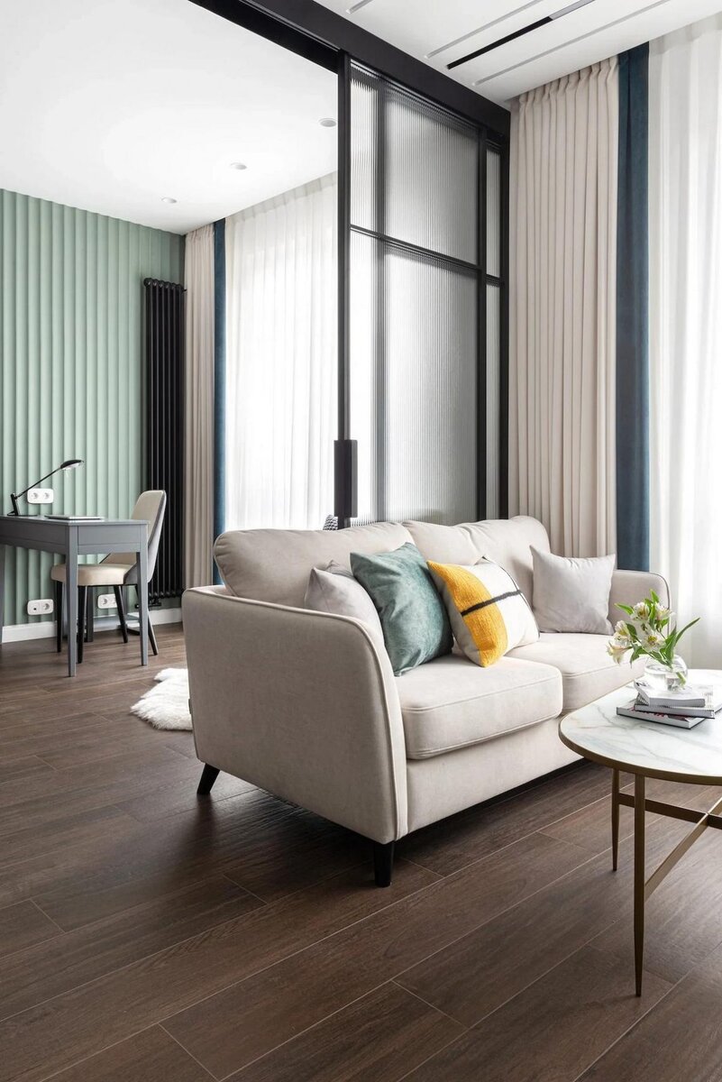 Мрамор, латунь и дерево. Просторный интерьер с изысканными деталями