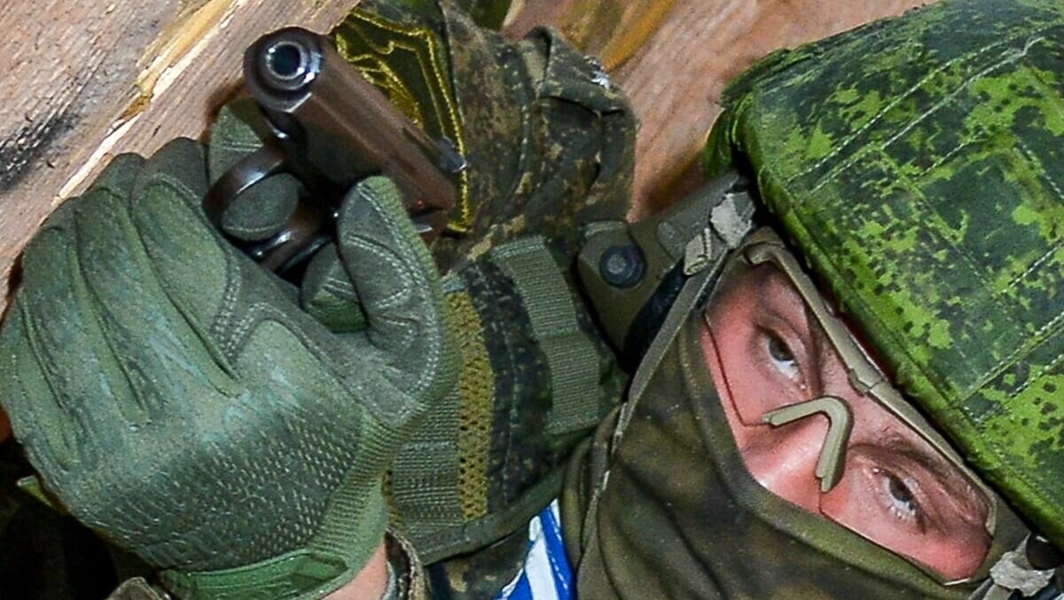     В Сушанах Брянской области продолжается полномасштабный бой с украинскими диверсантами, сообщают СМИ.