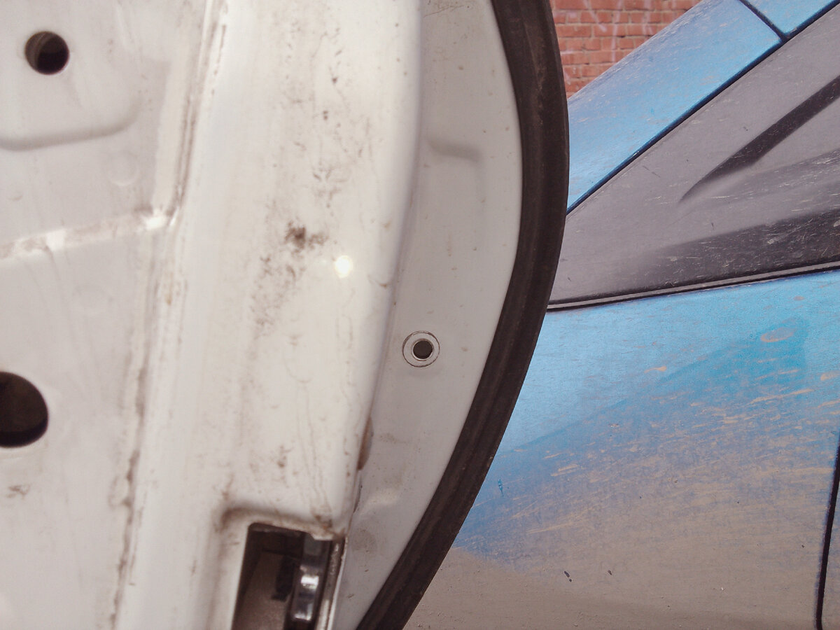 Тут болтик под ключ на 8