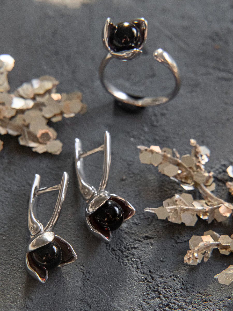 Серебряные серьги в форме цветка с янтарем - https://uvilers.ru/tproduct/1-729881679321-sergi-iz-serebra-s-yantarem