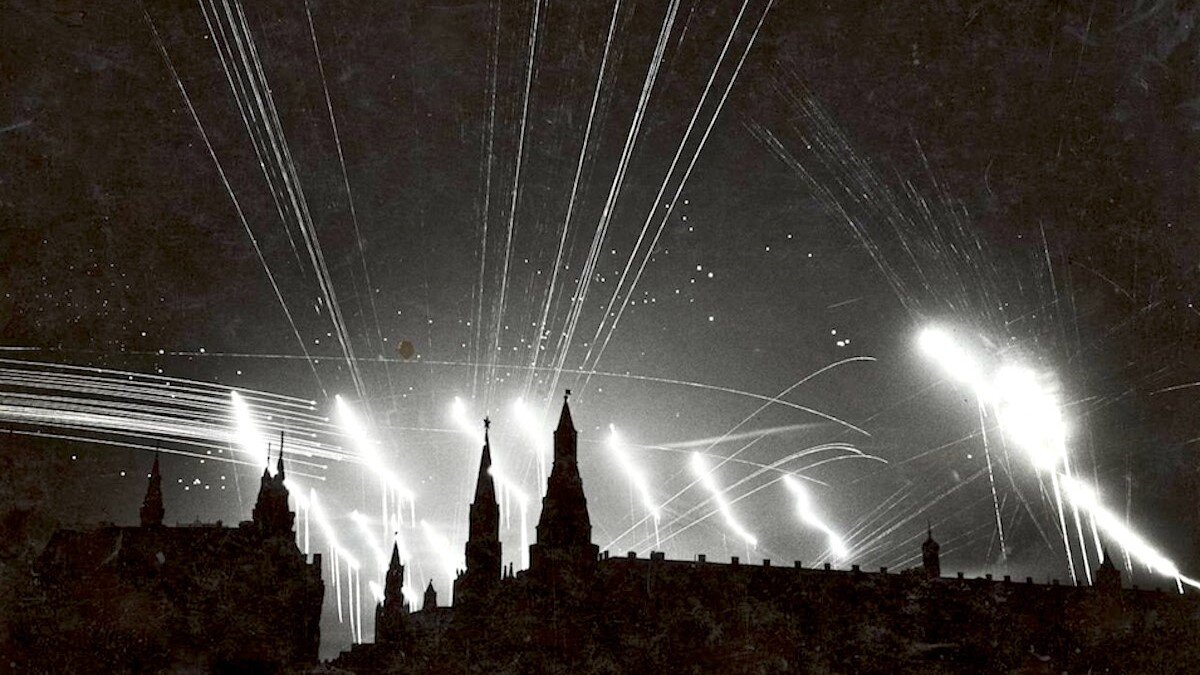 Москву бомбят. Бомбёжка Москвы 1941. Прожектор в небо. Небо Москвы 1941. Ночное небо войны.