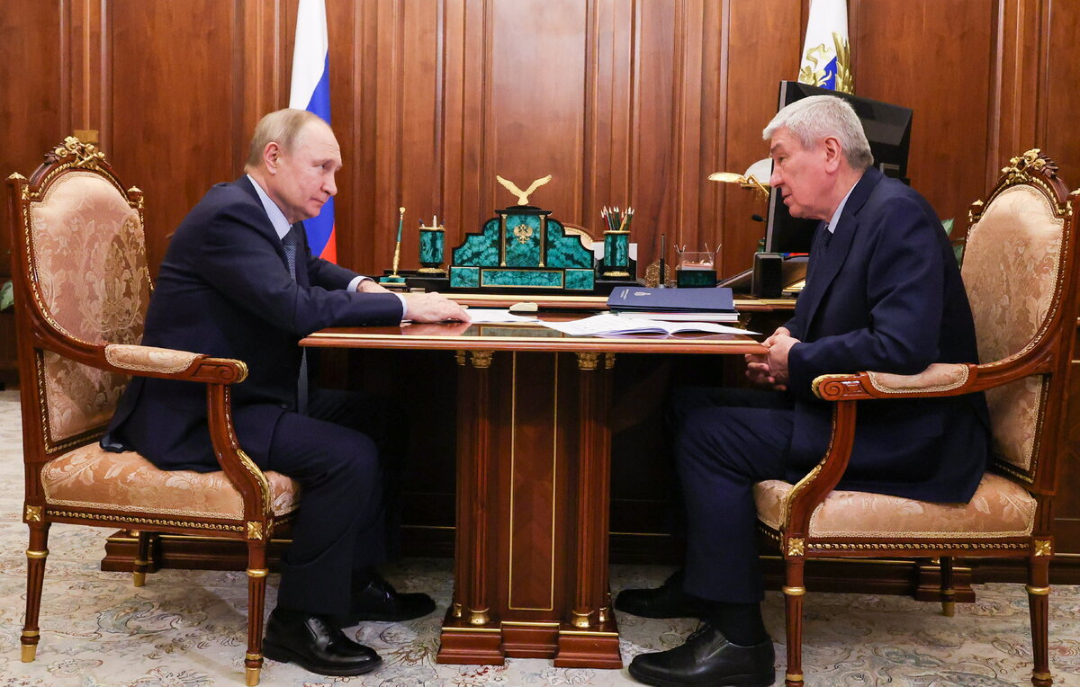    Президент РФ Владимир Путин и директор Федеральной службы по финансовому мониторингу Юрий Чиханчин  Михаил Климентьев/пресс-служба президента РФ/ТАСС
