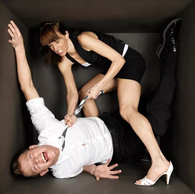 красивые властные женщины. мужчина под каблуком. манипулирование людьми. женщина в чулках с мужчиной. современные мужчина и женщина.