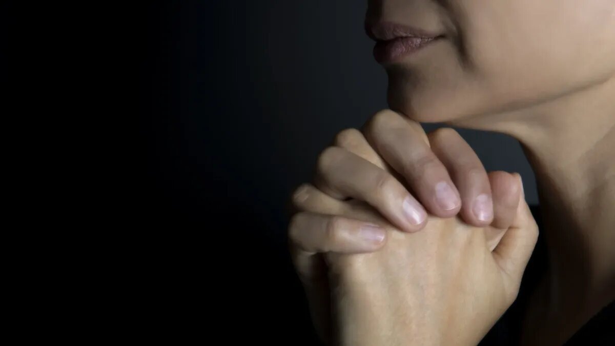 Важная часть поминовения усопших - молитва. Фото: pxhere.com