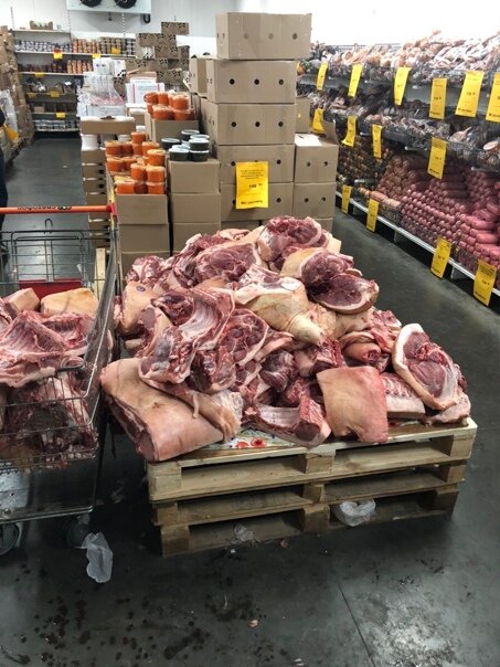 Мясо валяется почти на полу, моё фото Папазогло Андрей Борисович. 